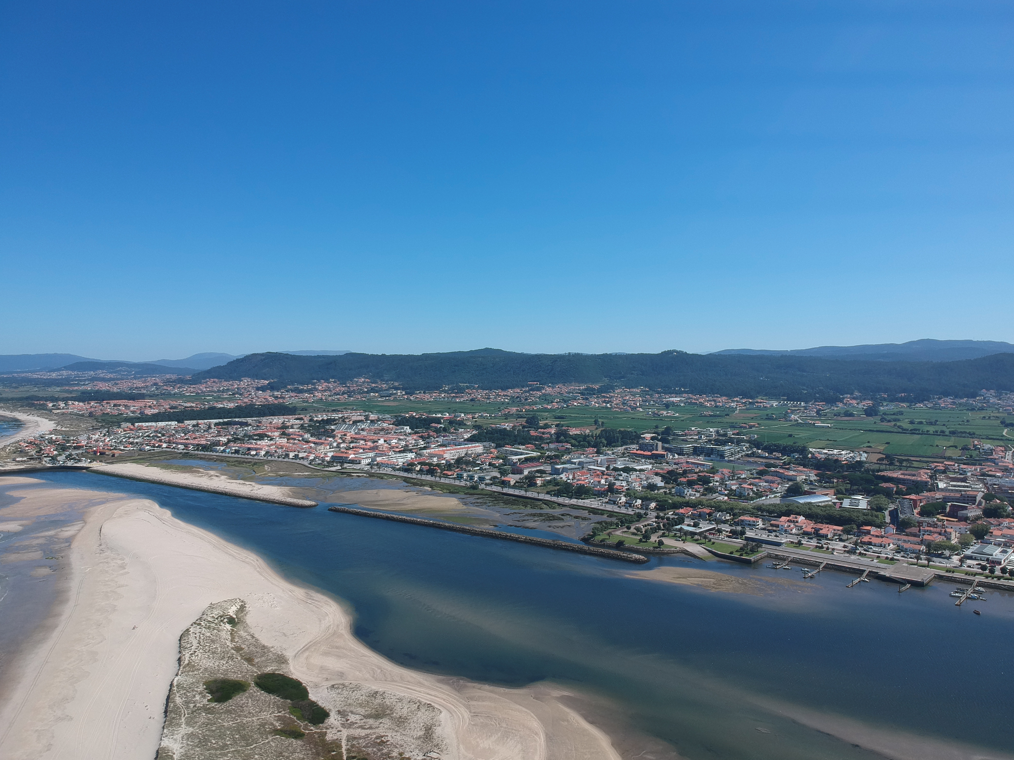 Vista aérea de Esposende, com a vila, o rio Cávado e a costa do Minho