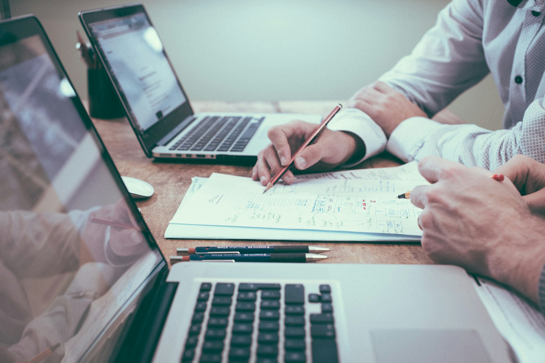Profissional de contabilidade a analisar documentos no escritório